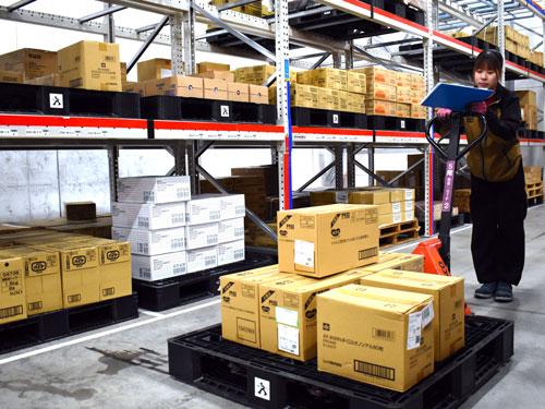 紙でロケーションを確認し、ピッキング