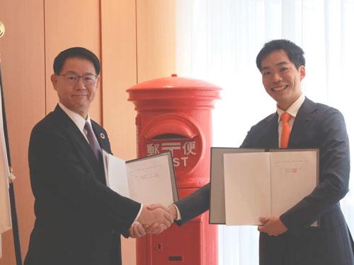 クラダシと日本郵便の資本業務提携締結式の様子（写真右＝河村晃平社長CEO）