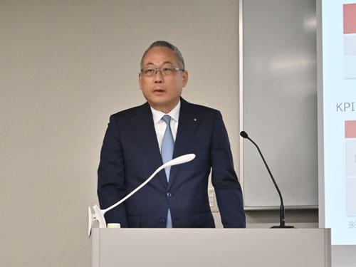 説明する新貝三四郎社長