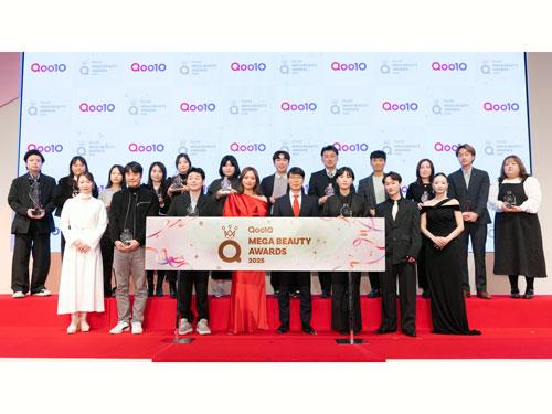 グ・ジャヒョン代表（前列左から５人目）、ゲストの川口春奈（同４人目）、審査員や受賞者（一部）