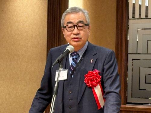 あいさつする中陽次会長
