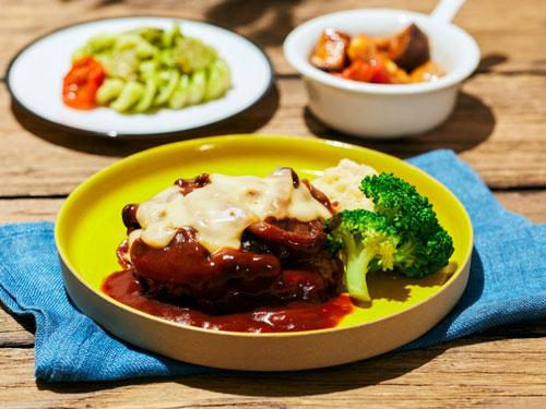 「４種チーズときのこの濃厚デミグラスハンバーグ」盛り付けイメージ