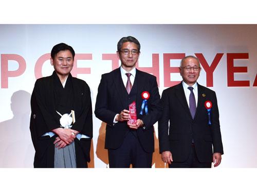 楽天グループの三木谷浩史社長（写真左）と総合グランプリを受賞した上新電機の高橋徹也CEO（写真中央）