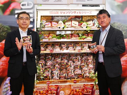 新製品発表会でマーケティング本部・片桐修二執行役員（写真左）と岡島周市商品企画部長