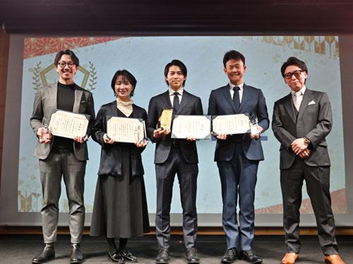 受賞者と向徹代表理事（写真右）