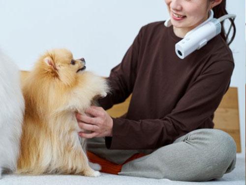 首や肩に掛けられるホルダーを搭載