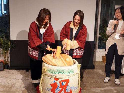 平貴衣代表（写真左）と共同創業者の佐藤奈緒氏（同中央）による鏡開き
