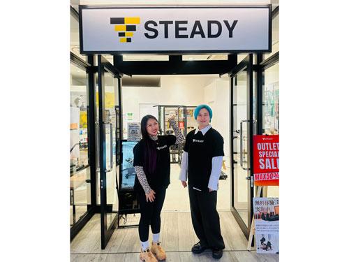 ＣＸ本部の２人が店舗を担当（写真は右から小島一生氏、石川晴花氏）