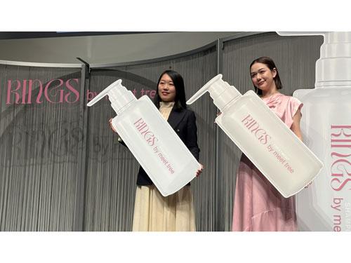 広報・PR・企画担当の矢野愛子氏（写真左）とタレントの村重杏奈