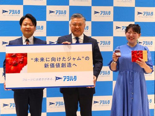 （写真左から）マーケティング本部マーケティング室室長代理・石川琢也氏、上田敏哉社長、料理研究家・今井真実氏