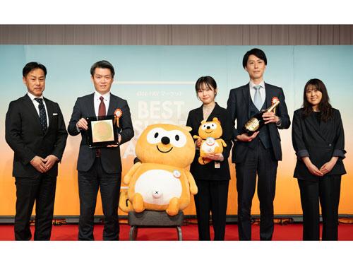 総合賞グランプリを受賞したアイリスプラザの岩崎亮太社長（写真左から2人目）とauコマース&ライフの桑田祐二社長（同1人目）