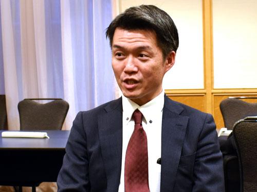 グランプリ受賞後に取材対応したアイリスプラザの岩崎亮太社長