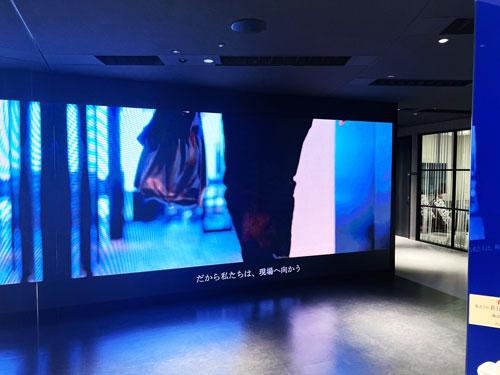 入口に設けた大型ＬＥＤディスプレー