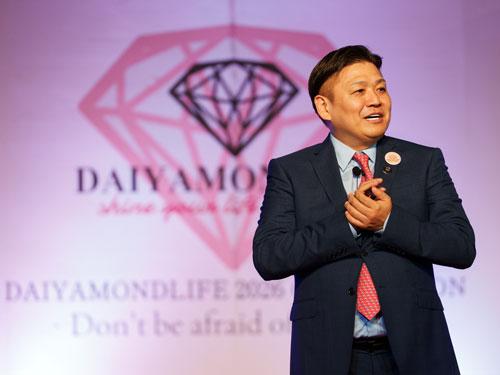 あいさつする近藤社長