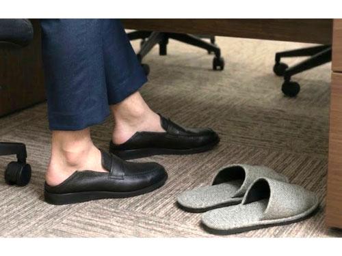 かかとを踏んで履ける「スリッパローファー」