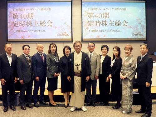 新体制が発足（創業者の吉田重久氏＝写真中央＝が社長に復帰