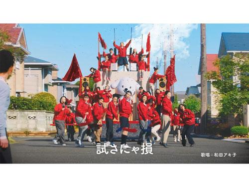 新ＣＭの「ダスキンモップ　試さにゃ損」篇の一場面