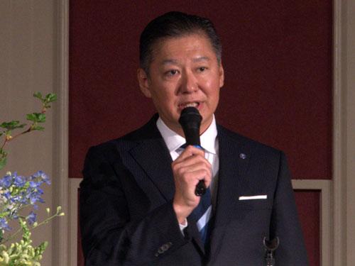 入社式で訓示を行う三橋英記社長