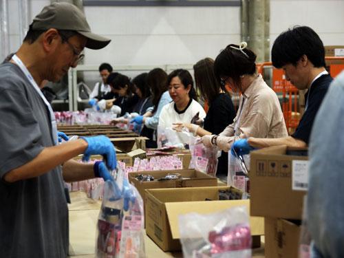 「コスメバンクプロジェクト」梱包作業の様子