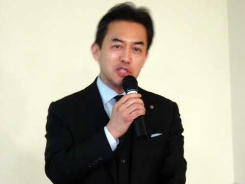 講演する佐藤健社長