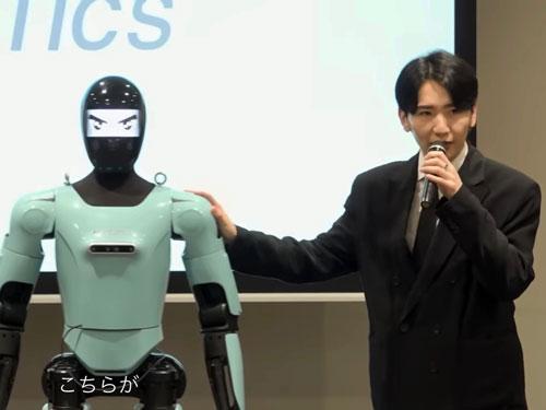 決算説明会で披露した歩く人型ロボット