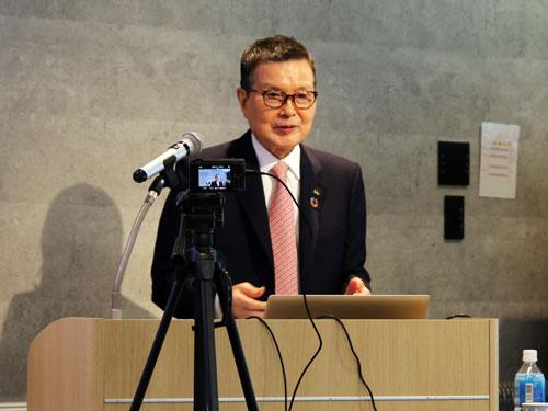 記者会見する森澤紳勝会長