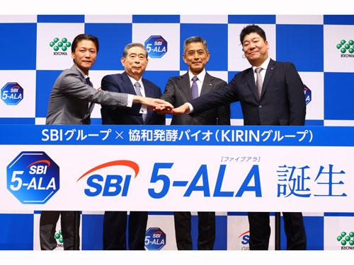 （写真左から）SBIアラプロモの竹崎泰史社長、SBIHDの北尾吉孝会長兼社長、キリンHDの吉村透留取締役、協和発酵バイオの長野宏社長