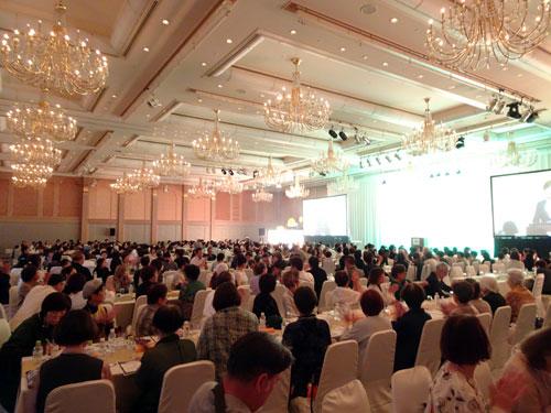 全国の会員約５００人が参加した３０周年記念イベント会場の様子