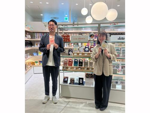 （写真左から）プロモーションDiv部長・dozoDiv部長・茂木新之助氏、プロモーションDiv制作デザイングループ・宮﨑望氏