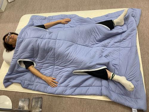 新商品の「手足だけ出る夏用布団」