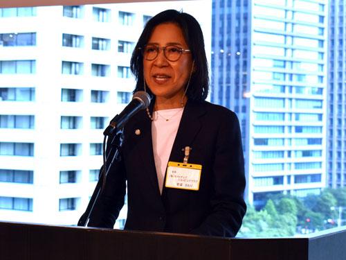 東京の懇親パーティーであいさつする若菜さおり新会長