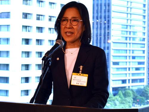東京の懇親会であいさつする若菜さおり新会長