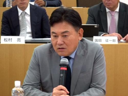 決算説明会で説明する三木谷浩史社長
