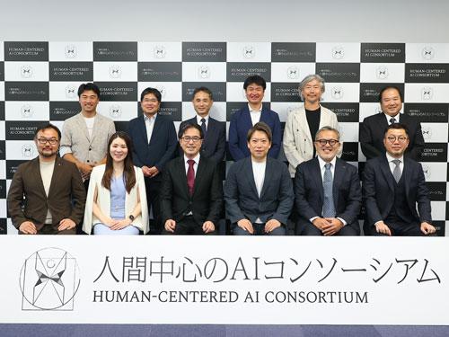 （前列左から３人目）森正弥代表理事、（同４人目）山本龍彦代表理事