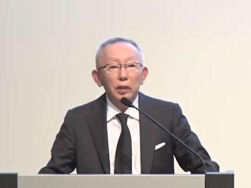 ファーストリテイリングの柳井正社長が説明