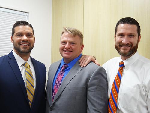 （左から）デビット・カステラーＣＭＯ、ジョセフ・ワズワース社長、ブランドン・ロイドＣＦＯの３氏