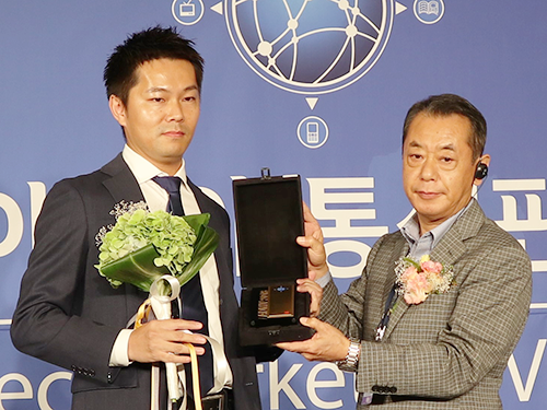 「アジア通販サミット2018」で越境ＥＣ賞を受賞したスタートアジアジャパンの魵澤澤雅則社長（写真左）