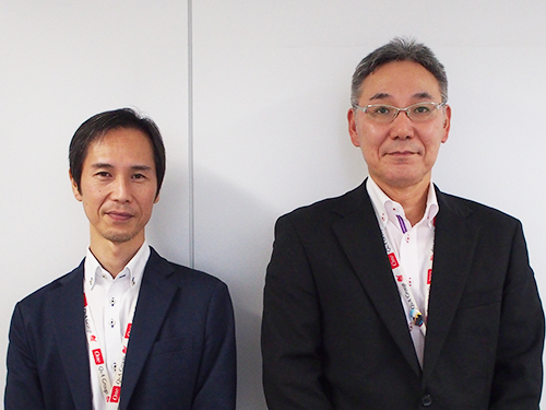 川島紀幸執行役員常務（右）と林隆至経理管理本部長（左）