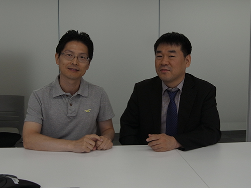 日本法人代表の金孝種氏（写真左）とグローバル事業統括担当役員の鄭　龍煥氏