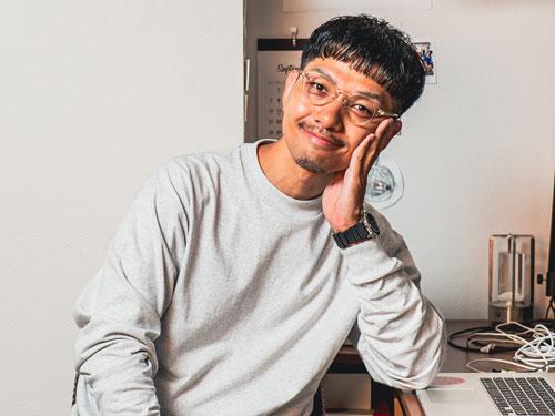 【人】　<フランネル　三田将平「Ｆ．ｒｏｏｍ」ディレクター>　３姉妹に見守られて（2026年3月5日号）