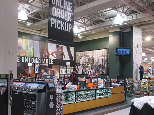 スポーツ用品チェーン大手のディックスは、店舗に店頭受け取りカウンターを設置してオムニチャネルを推進している