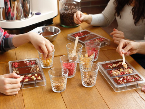 チョコレートデザインのチョコレート作り体験の様子