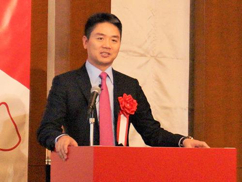 講演する劉 強東　ＣＥＯ（７月１２日、都内で）