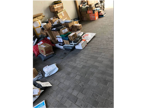 上海のオフィスビル前にはW１１の荷物が山積み