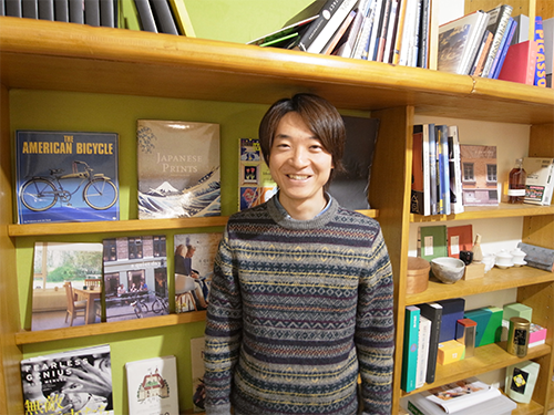 サイトを運営する岩井謙介氏は、商品のストーリーをウェブで発信している