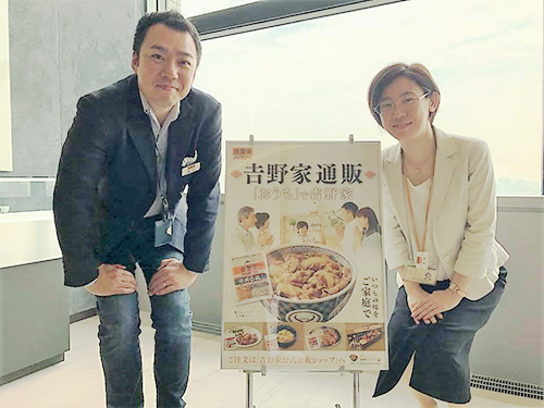 吉野家ｅコマース部の諏訪和博氏（左）と木村陽子氏（右）