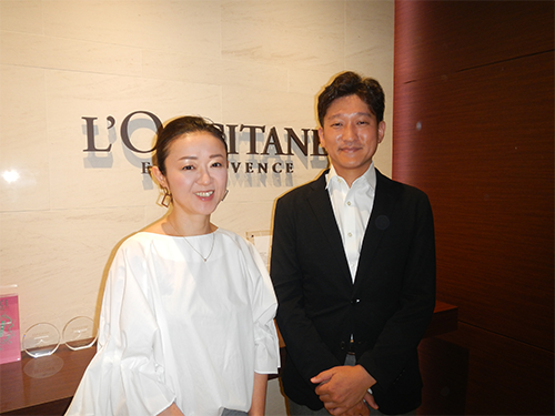 デジタルマーケティング部の吉屋智章部長（右）と川崎千絵氏