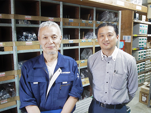 落合智貴社長（写真右）と情報管理部の山本喜男部長