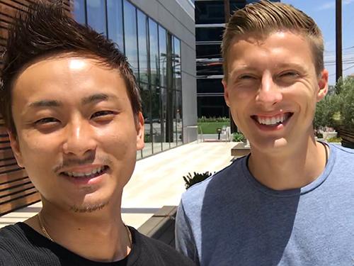 高橋社長（左）と米国のパートナー企業ＺＩＮＶＯ（ジンボ）のボリーズ・クドマカ社長（右