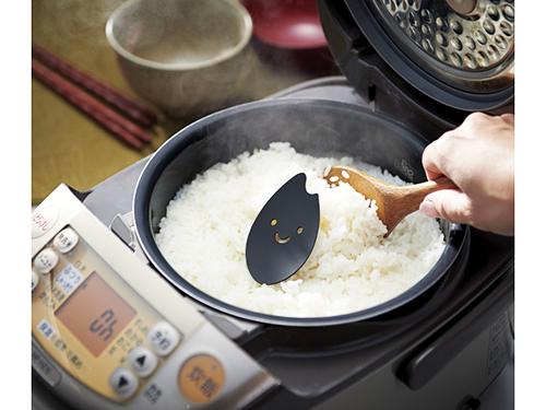 炭素を配合した炊飯用シリコンゴム「ふっくら美味しいこめつぶちゃん」。炊飯器に入れるだけでコメがおいしく炊ける